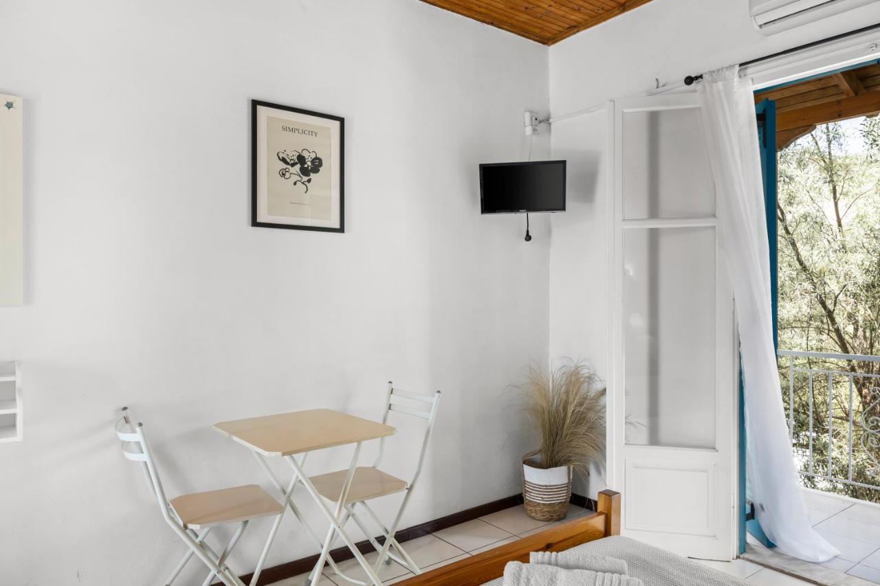 Oceanis Rooms Mikros Gialos Bagian luar foto