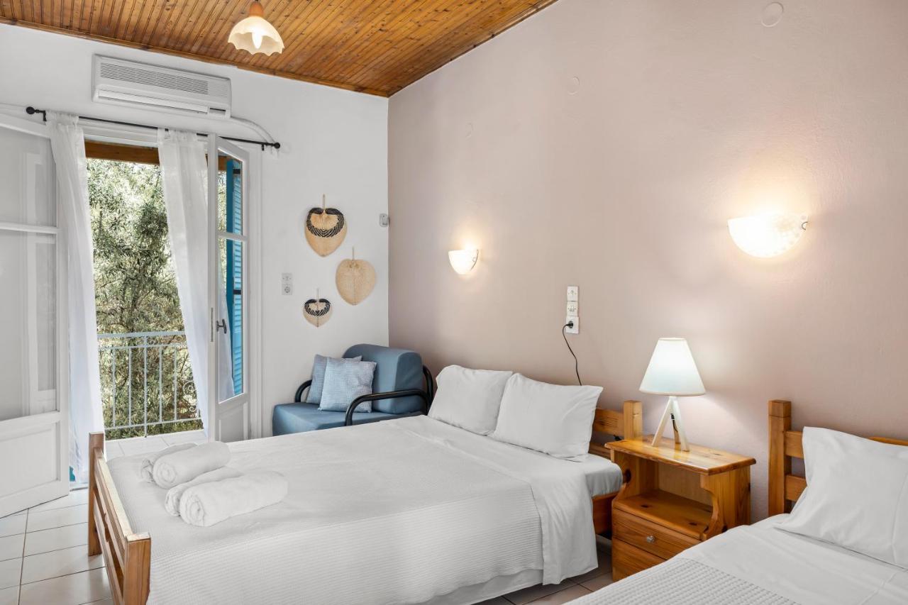 Oceanis Rooms Mikros Gialos Bagian luar foto