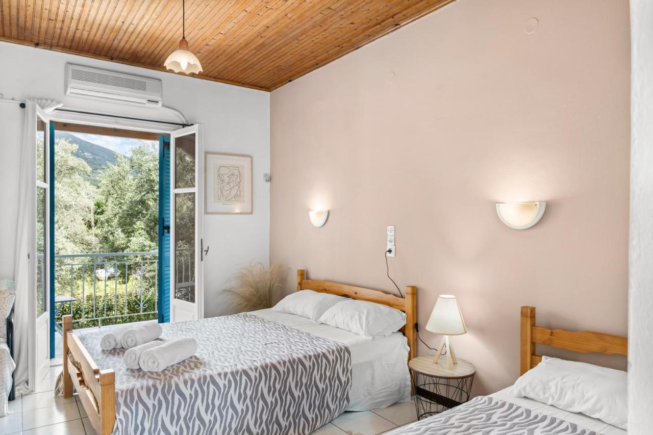 Oceanis Rooms Mikros Gialos Bagian luar foto