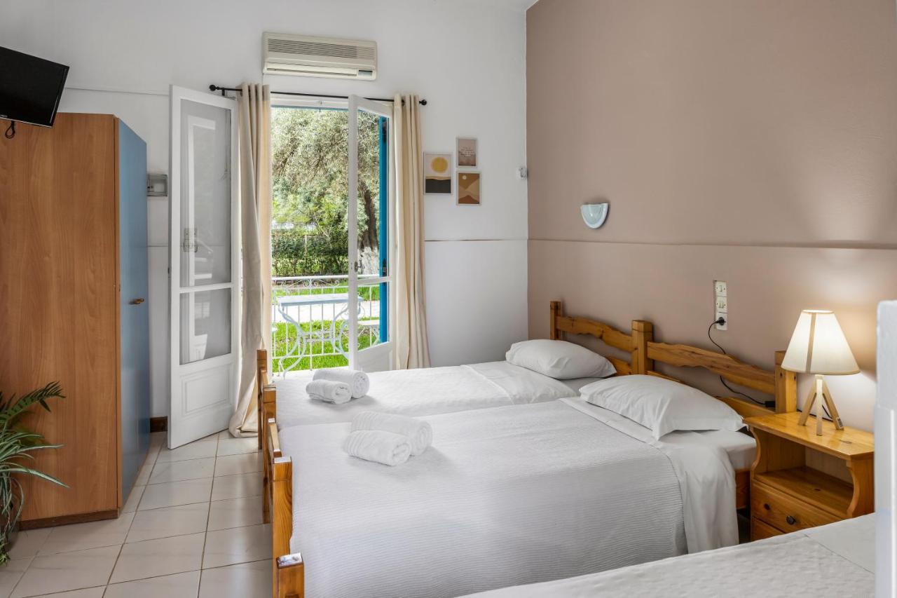 Oceanis Rooms Mikros Gialos Bagian luar foto