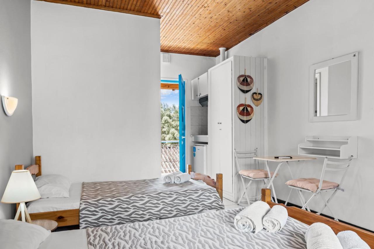 Oceanis Rooms Mikros Gialos Bagian luar foto