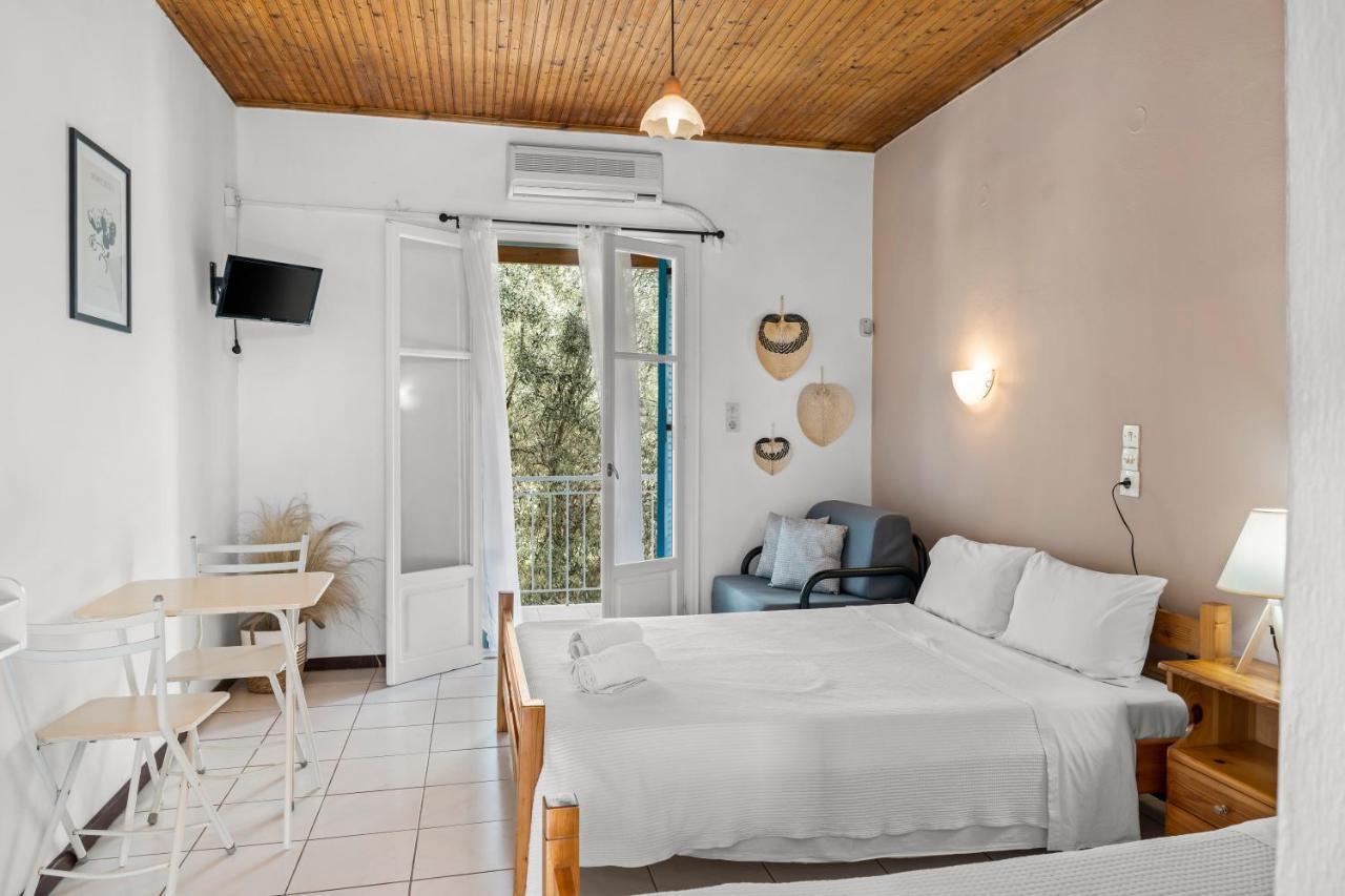 Oceanis Rooms Mikros Gialos Bagian luar foto