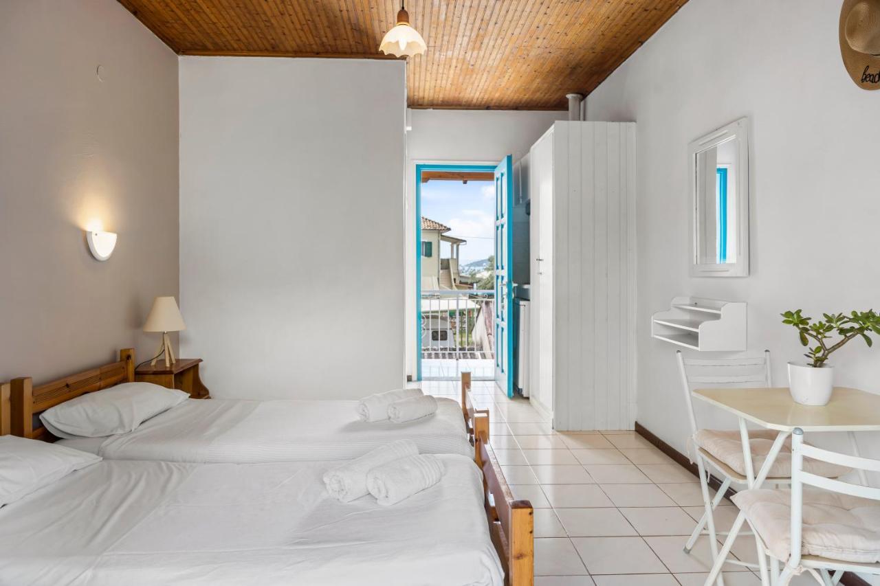 Oceanis Rooms Mikros Gialos Bagian luar foto