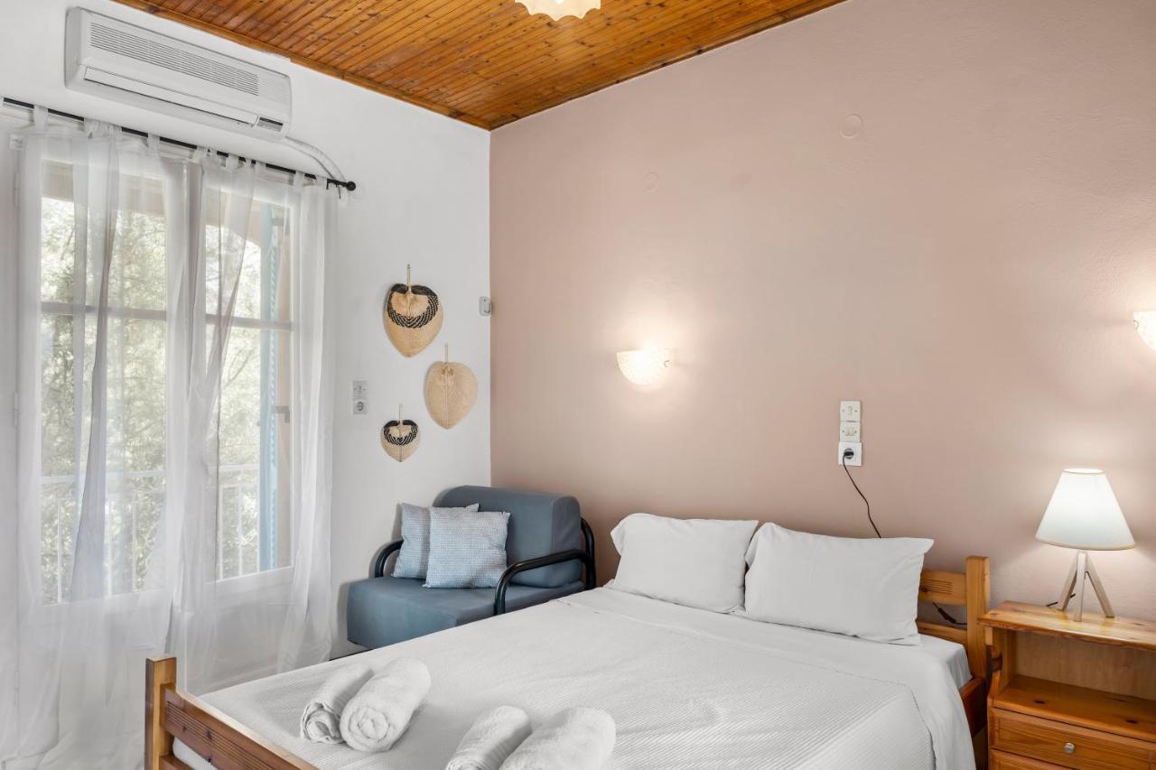 Oceanis Rooms Mikros Gialos Bagian luar foto