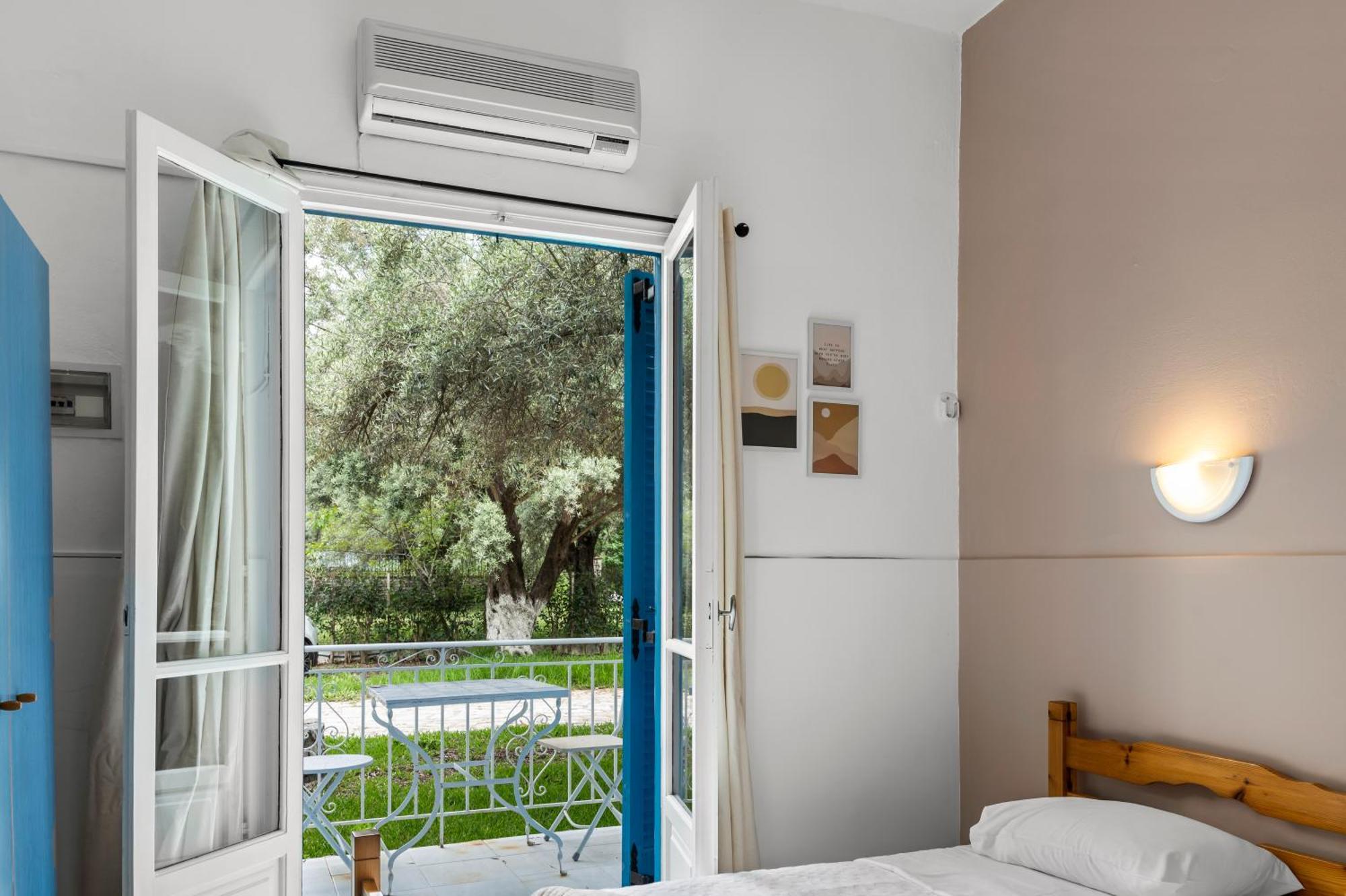 Oceanis Rooms Mikros Gialos Bagian luar foto